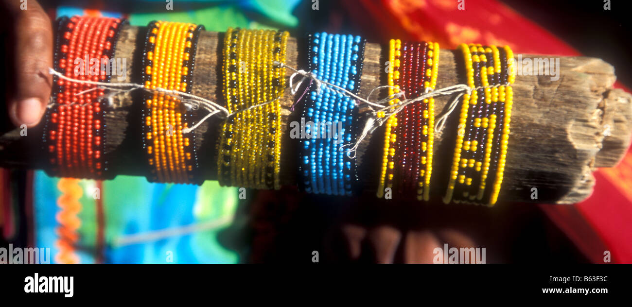 Les emballages de bras fait de perles colorées disposées de façon géométrique Banque D'Images