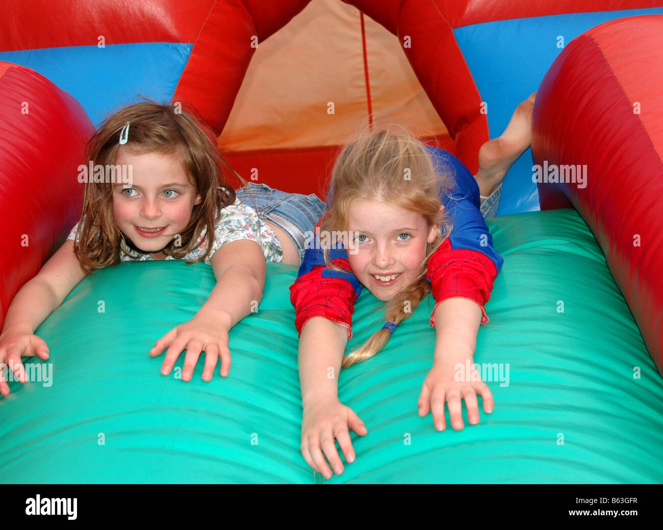 Deux jeunes filles jouer dans un château gonflable. Banque D'Images