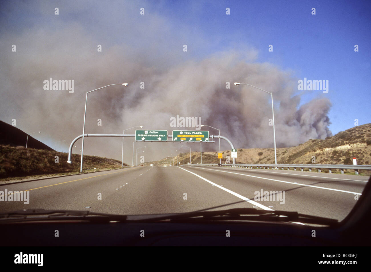 Ciel rempli de fumée au-dessus un feu de broussailles à Orange County, Californie, USA Banque D'Images