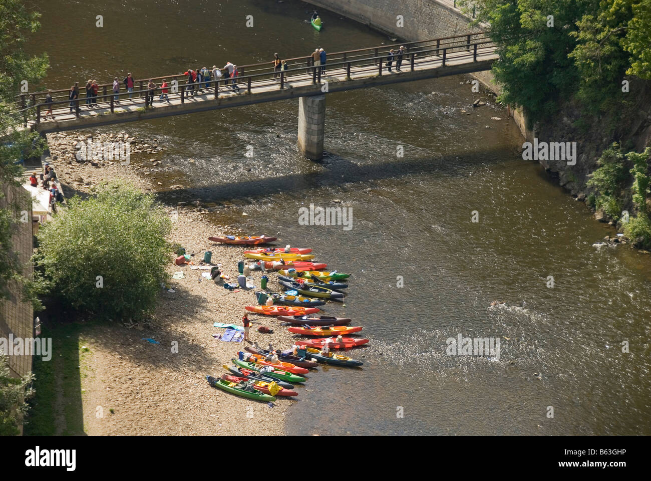 Kayaks sur berge, qui passent sur la rivière Vltava River, passerelle, Prague, République tchèque, est de l'Europe Banque D'Images