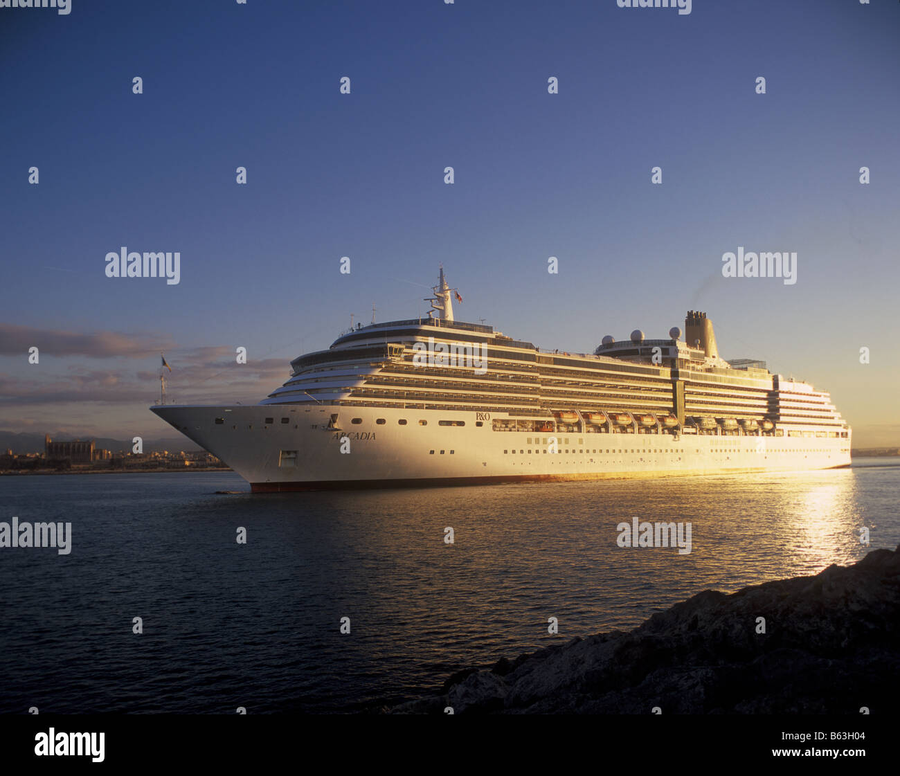 P&O Arcadia cruise liner ligne entrant dans l'orifice au lever du soleil - port de Palma de Majorque, Iles Baléares, Espagne. Banque D'Images