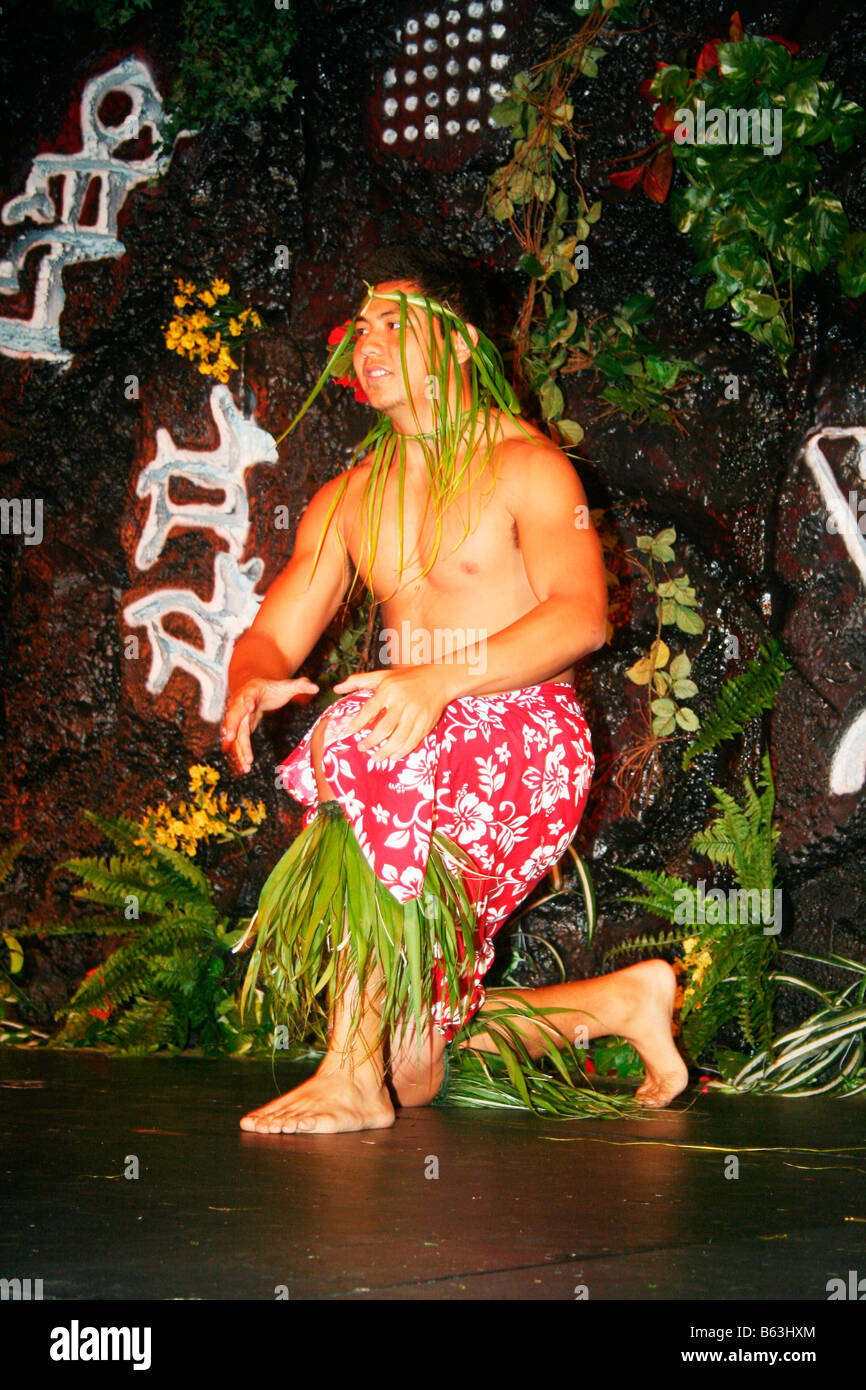 Danseuse hawaïenne mâle à luau Banque D'Images