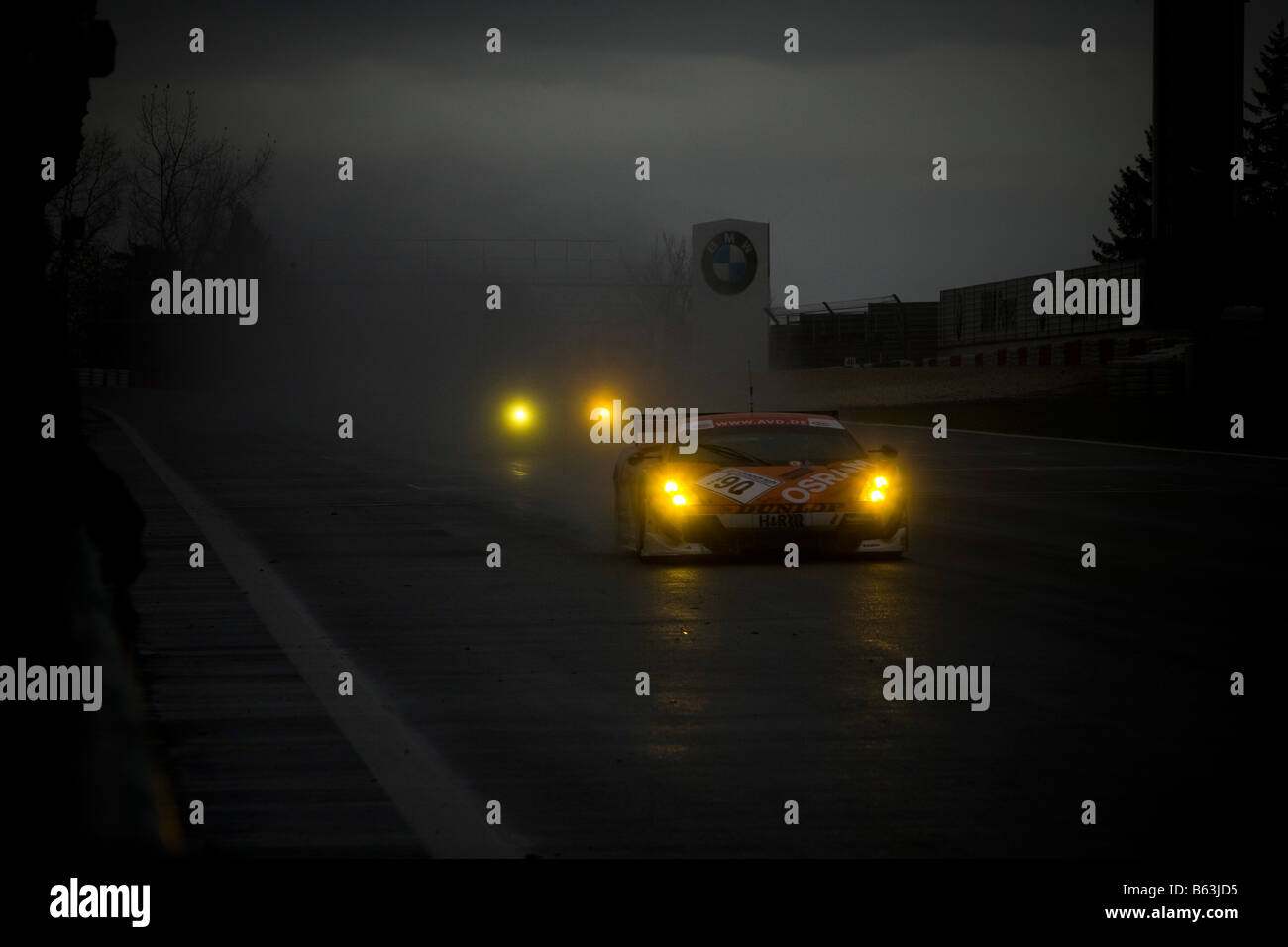 Motor racing dans la pluie au Nurburgring allemagne Banque D'Images