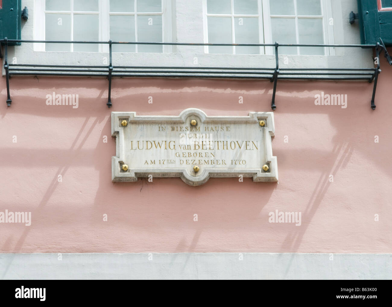 Plaque commémorative à l'extérieur de la Beethovenhaus de Bonn, Allemagne. La maison dans laquelle Ludwig van Beethoven est né en décembre 1770. Banque D'Images