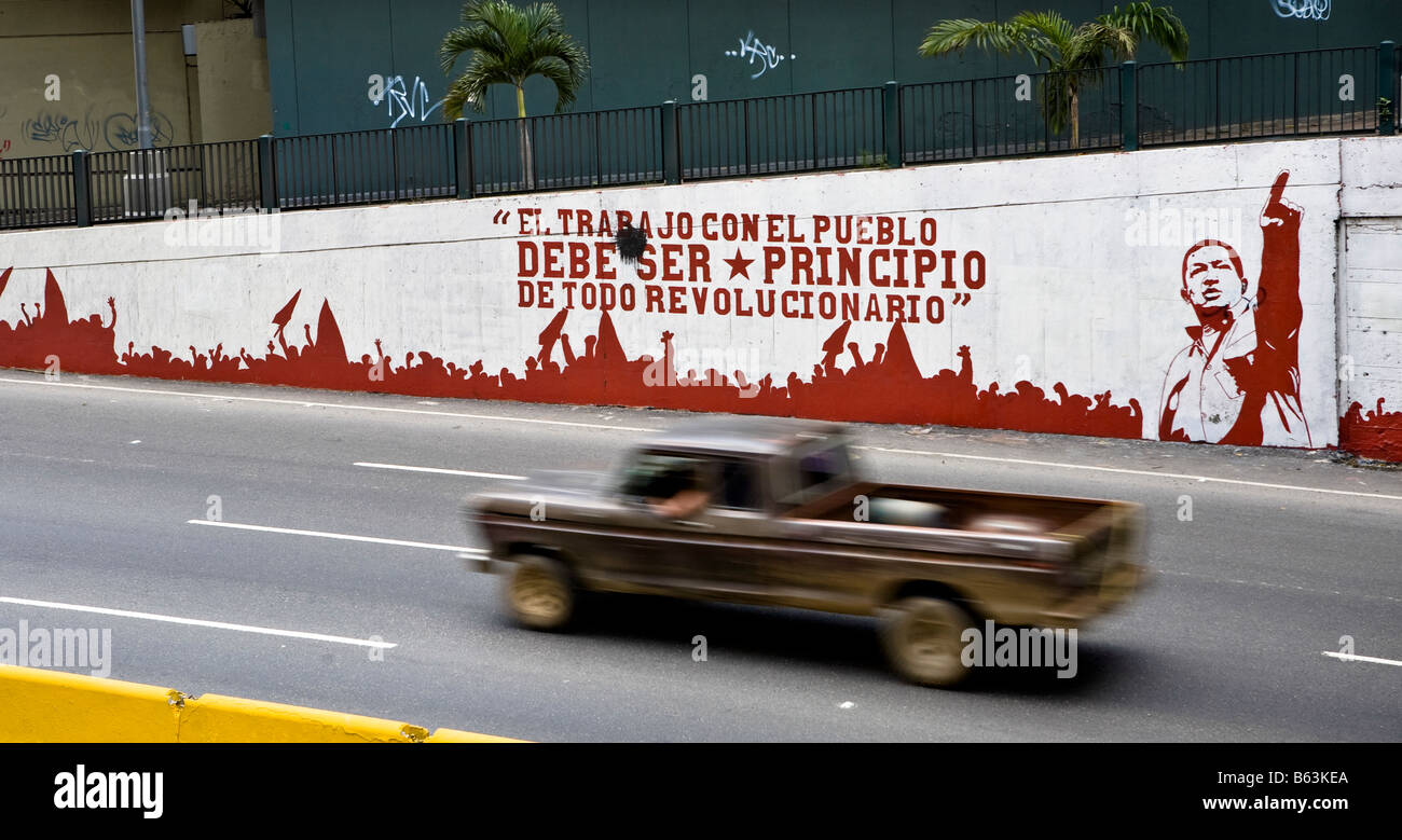 "Travailler avec le peuple doit être un principe de chaque révolutionnaire'- dit une propagande murale dans le centre-ville de Caracas, Venezuela. Banque D'Images