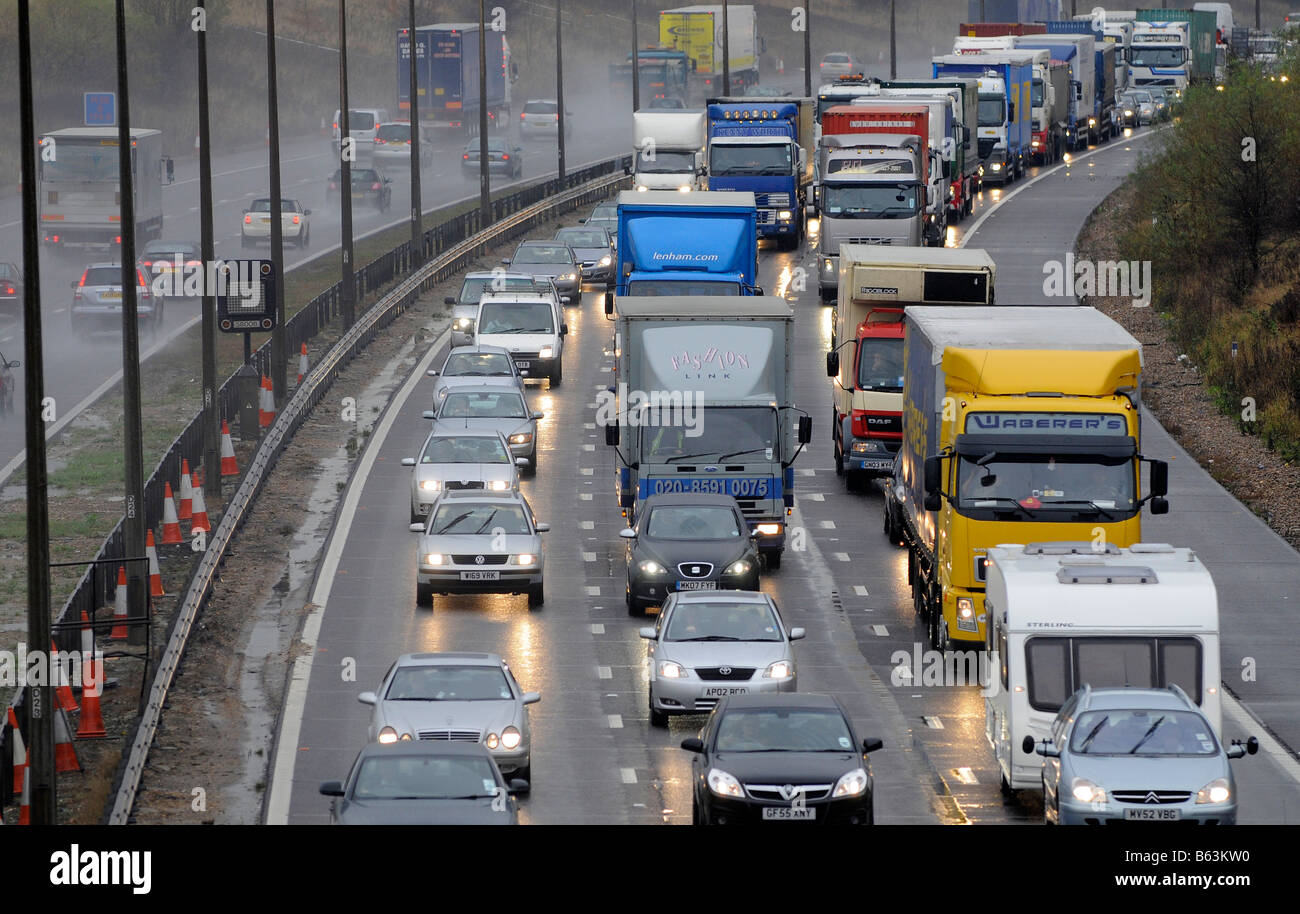 La circulation sur autoroute sous la pluie 28 11 2008 Photo Garry Bowden Banque D'Images