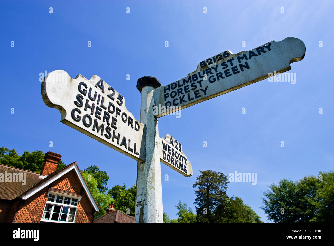 Panneau de signalisation, Fingerpost, donnant des indications pour les villages locaux à Abinger Hammer, Surrey, Angleterre, Royaume-Uni Banque D'Images