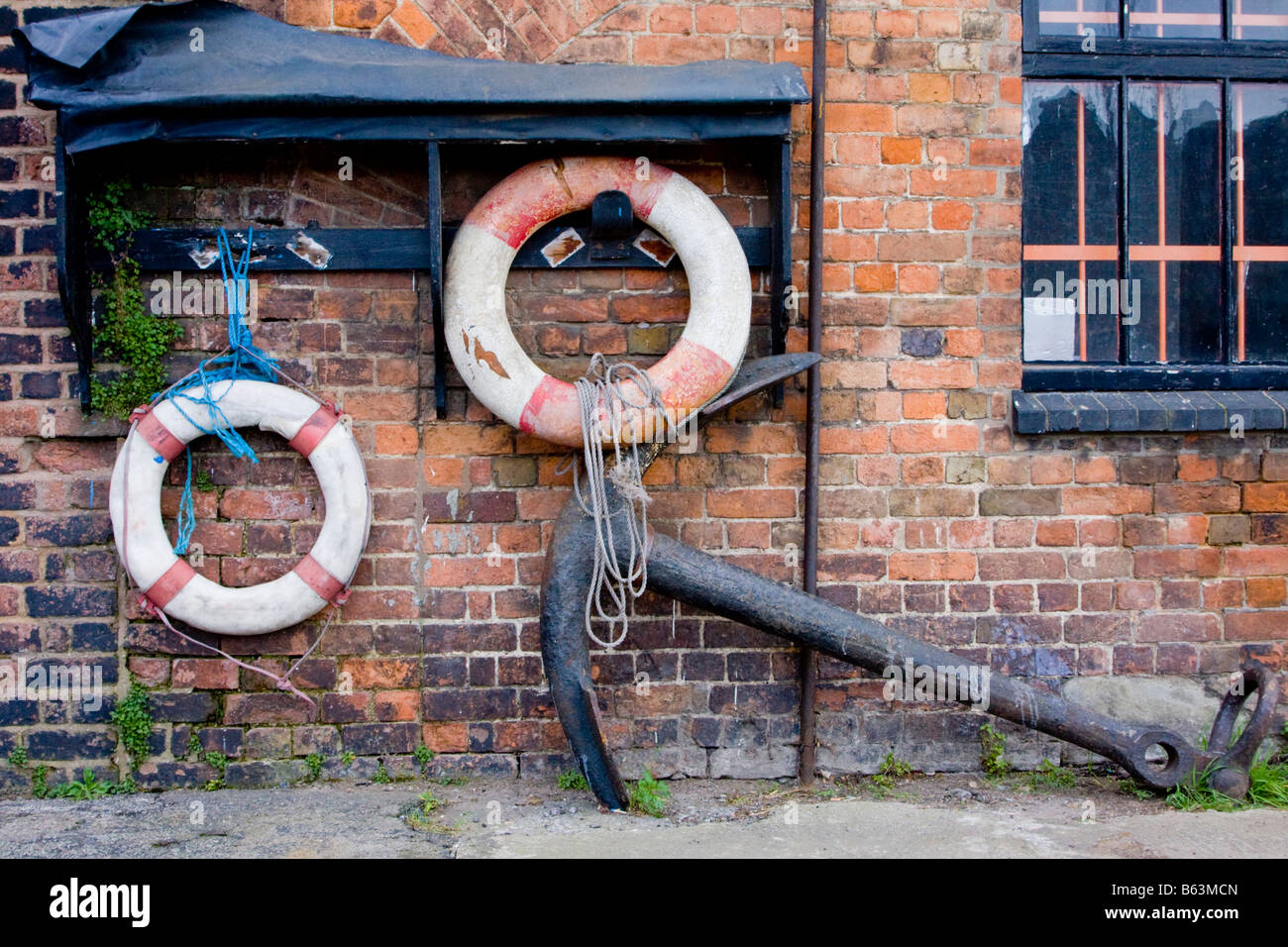 Anneau d'ancrage et de la vie à Gloucester Docks UK Banque D'Images