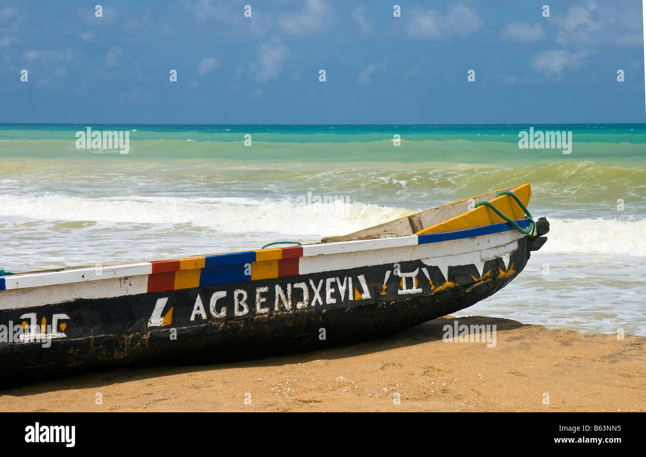 Bateau de pêche traditionnel sur la côte près de Aneho Togo Banque D'Images