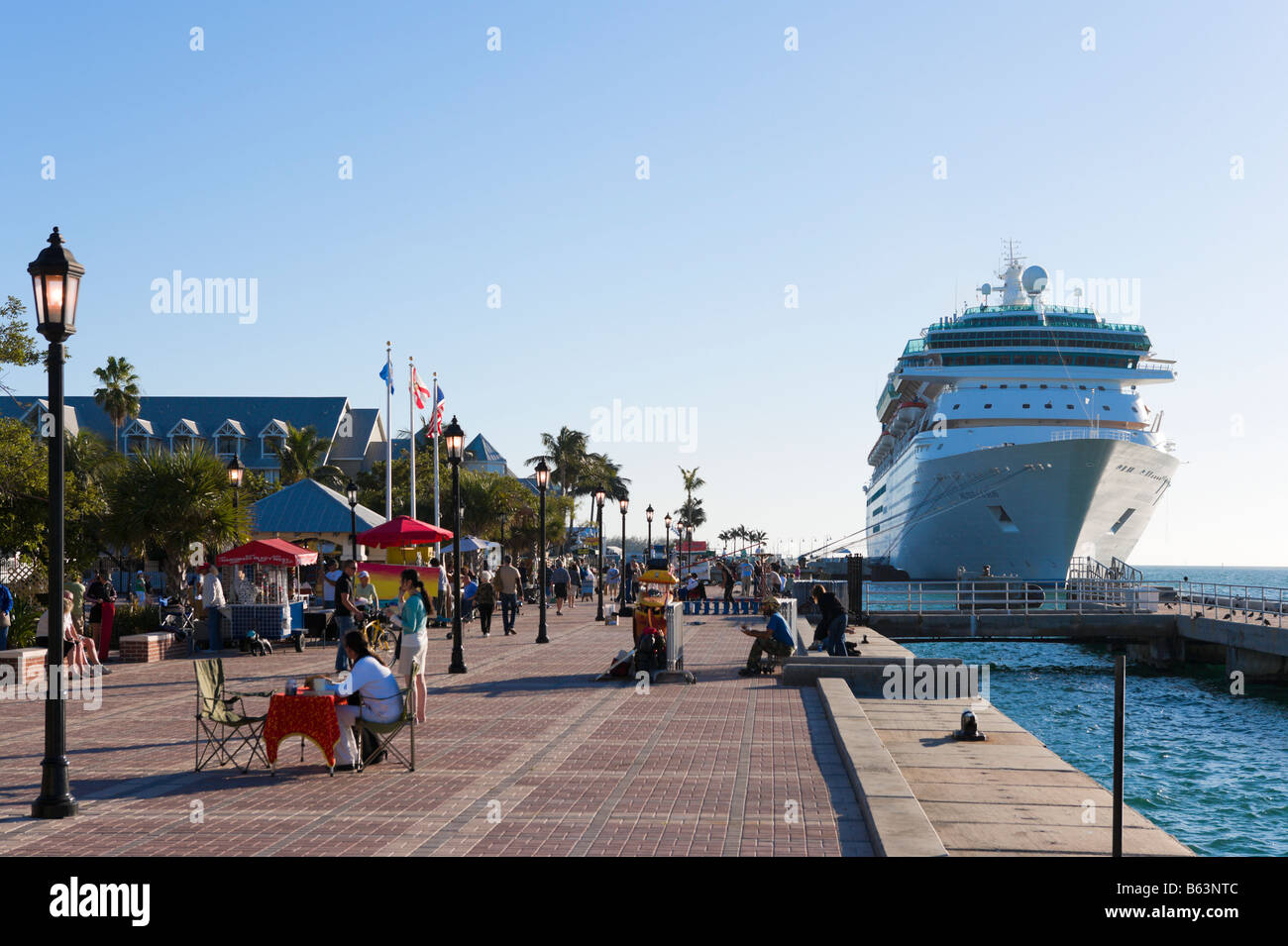 La Royal Caribbean Cruise ship 'Majesty de la mer" accosté au terminal des croisières à Key West en fin d'après-midi, Florida Keys Banque D'Images