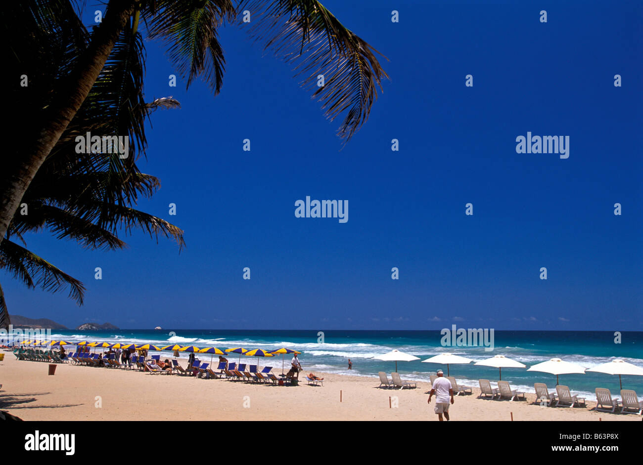 L'île de Isla Margarita Venezuela Playa El Aqua chaises de plage ocean paysage pittoresque Banque D'Images