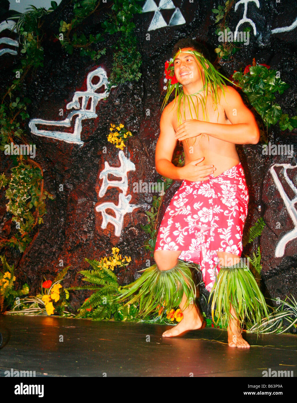 Danseuse polynésienne masculins traditionnels dans l'île tropical Luau Banque D'Images