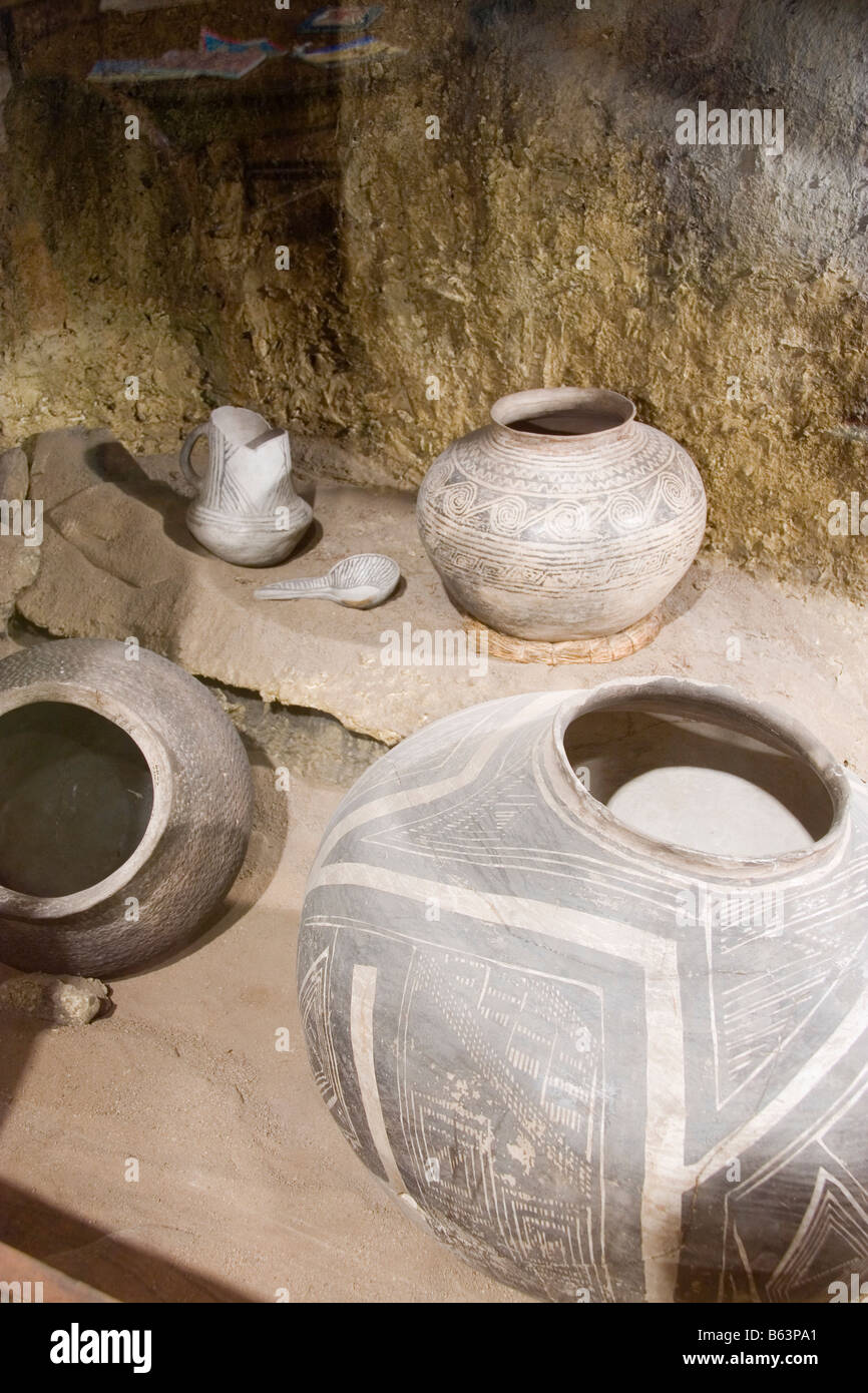 Un assortiment de pots et ustensiles Anasazi antique tel qu'il apparaît dans l'Utah Museum of Natural History à l'Université de l'Utah Banque D'Images