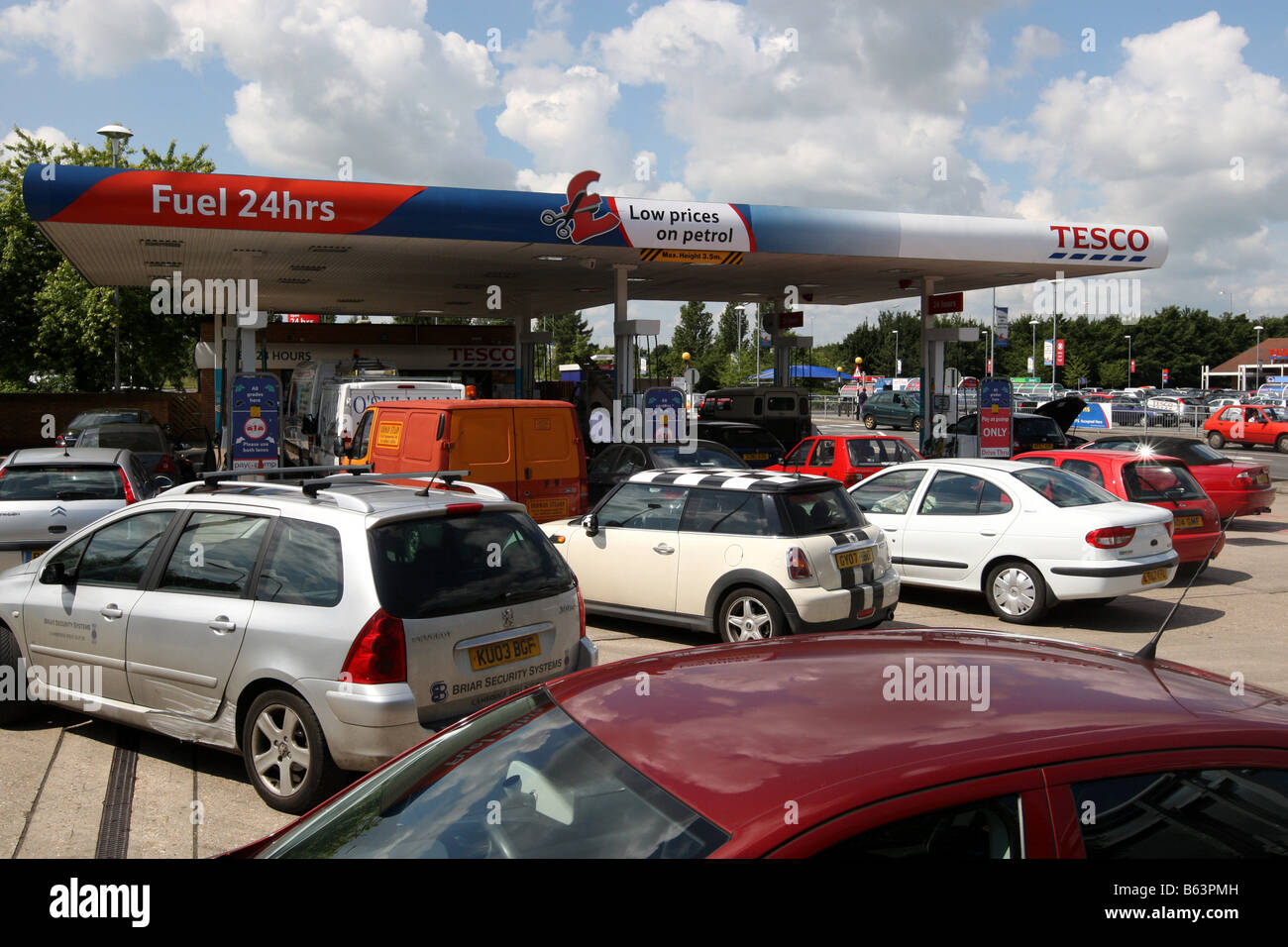 Les gens font la queue pour l'essence à une station-service de Tesco Cambridge. Banque D'Images