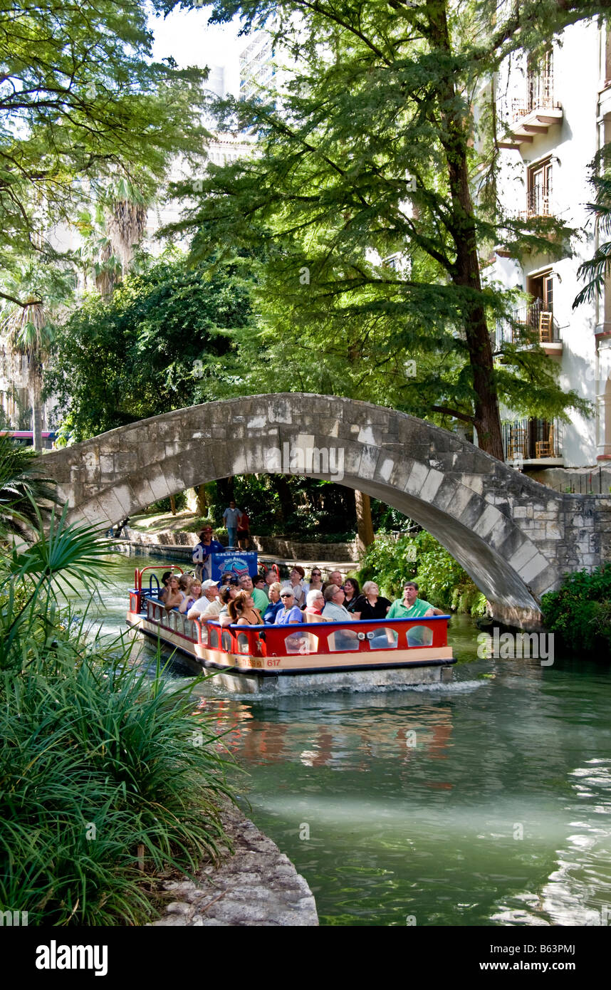 San Antonio Riverwalk avec Rio San Antonio Cruises excursion en bateau à l'endroit ombragé par des pont de pierre sur la rivière San Antonio Banque D'Images