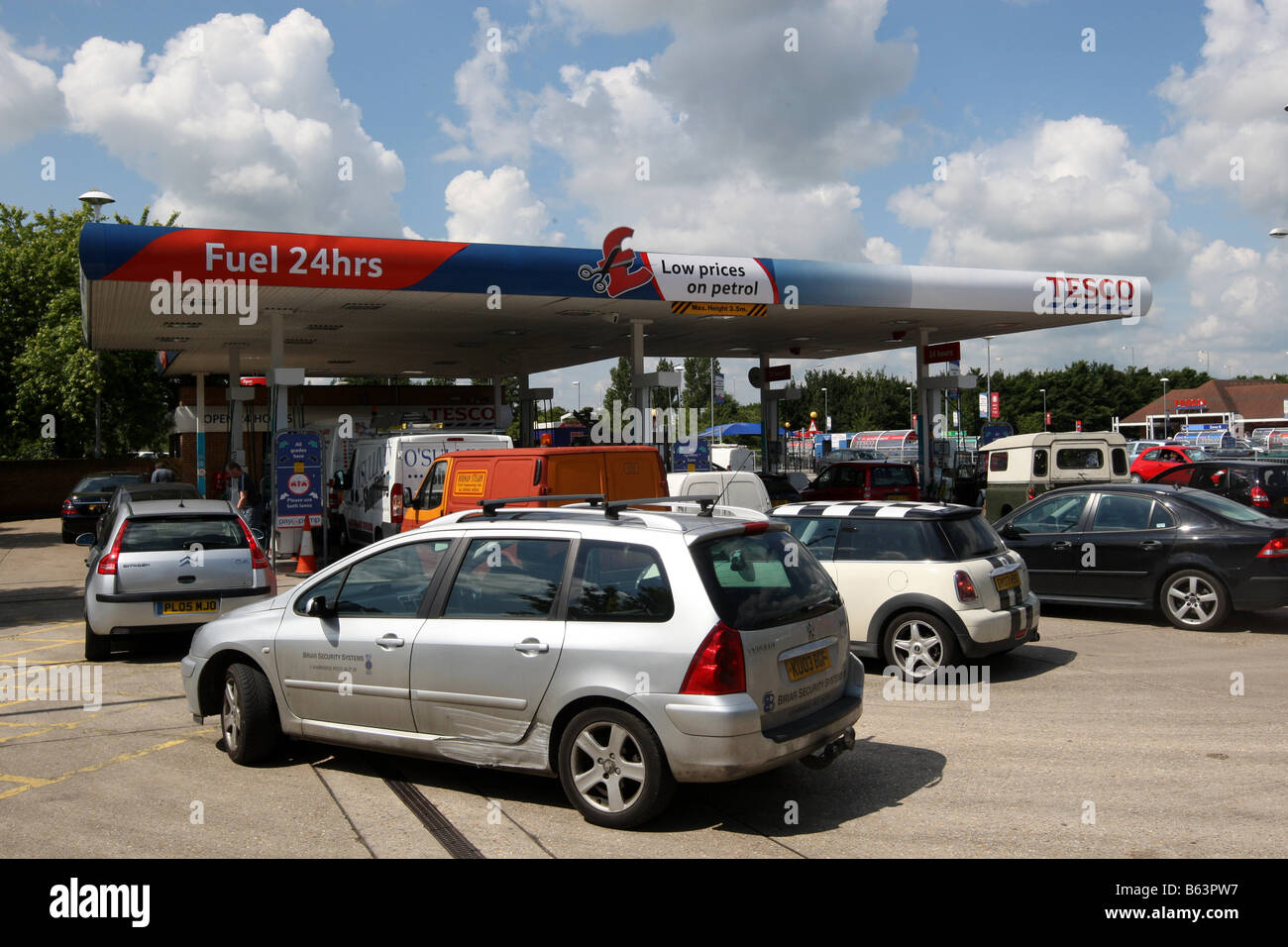 Les gens font la queue pour l'essence à une station-service de Tesco Cambridge. Banque D'Images