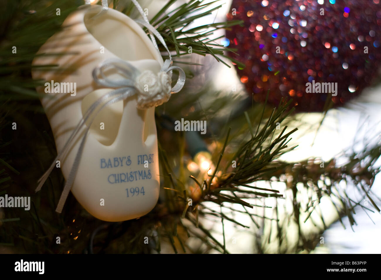 Ornement d'arbre de Noël d'une petite chaussure avec le texte "Premier Noël  de bébé 1994.' Photo Stock - Alamy