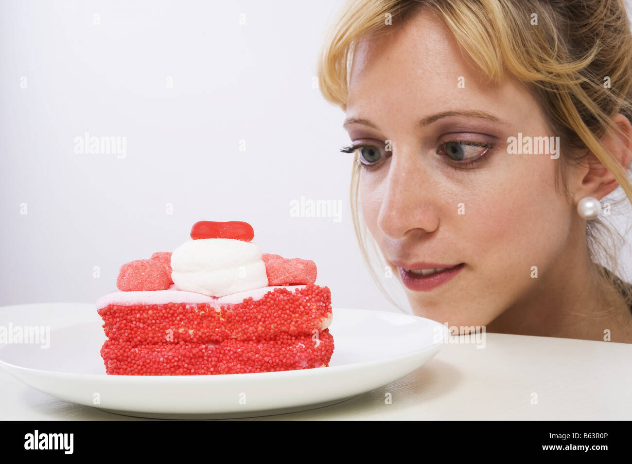 Junge Frau mit herzförmiger Torte Jeune femme avec gâteau en forme de coeur Banque D'Images