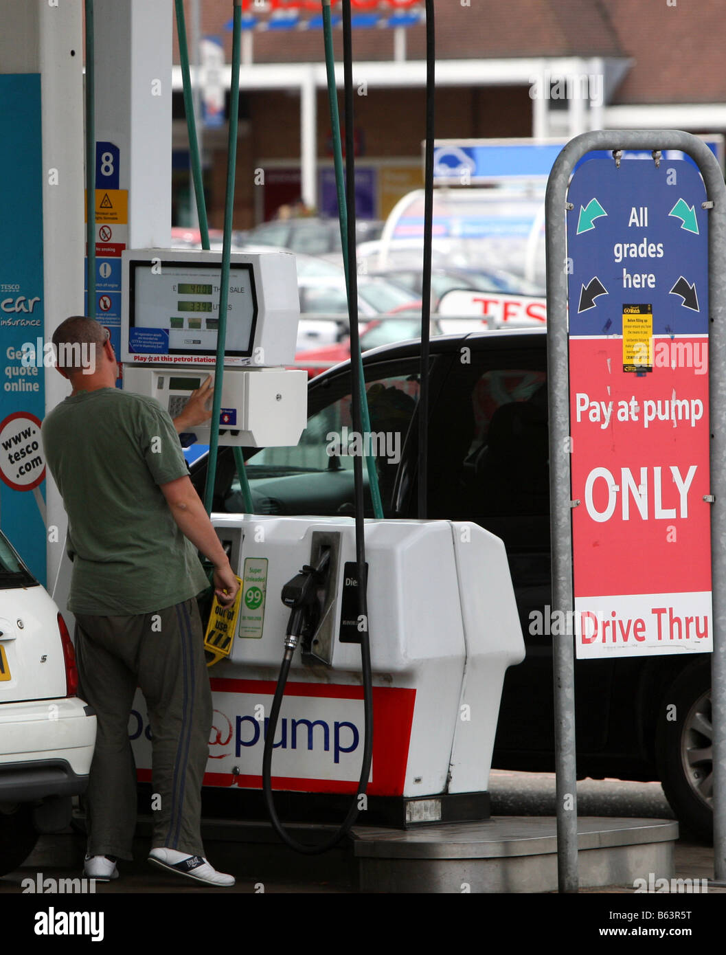 Les gens font la queue pour l'essence à une station-service de Tesco Cambridge. Banque D'Images