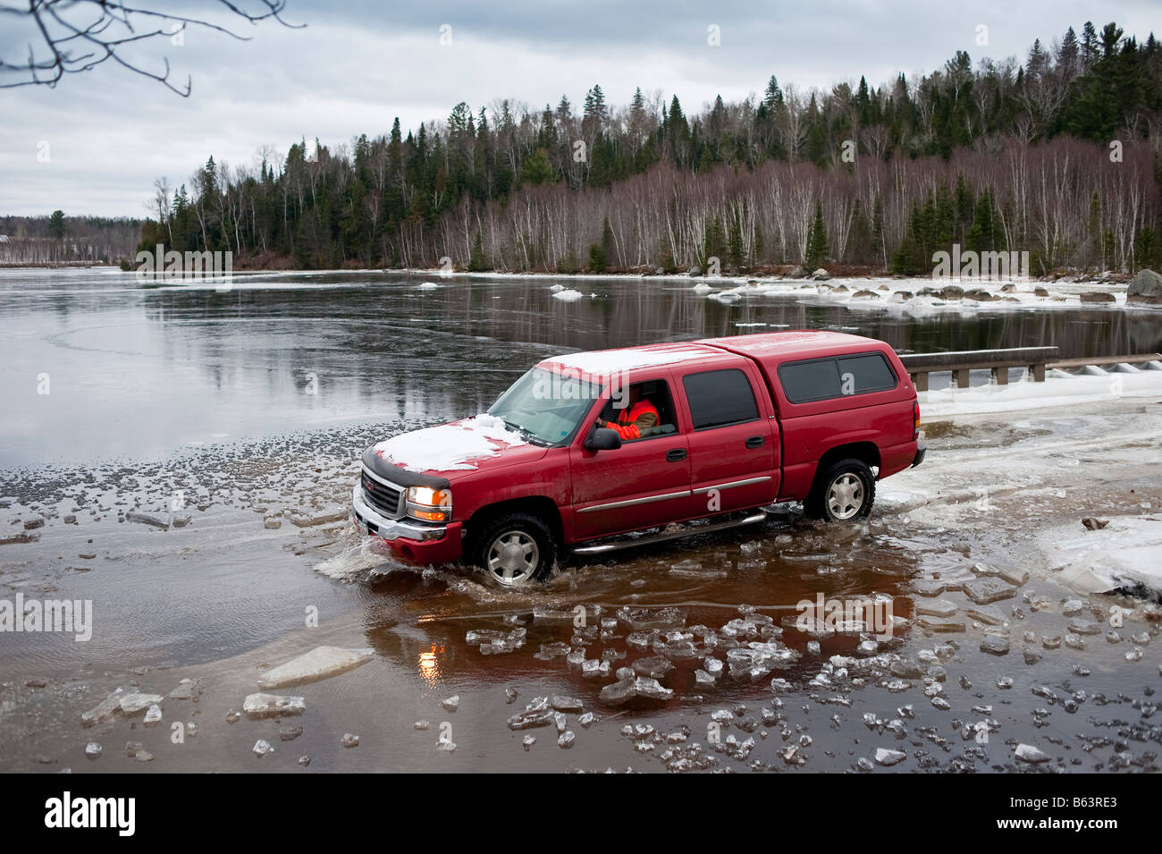 La chasse au tétras et la conduite de camions au Nouveau-Brunswick à la fin de l'automne au début de l'hiver avec neige au Canada Banque D'Images