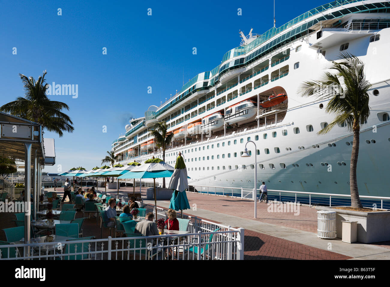 Restaurant en bord de mer en face de la Royal Caribbean Cruise ship 'enchantement de la mer", Key West, Florida Keys, USA Banque D'Images