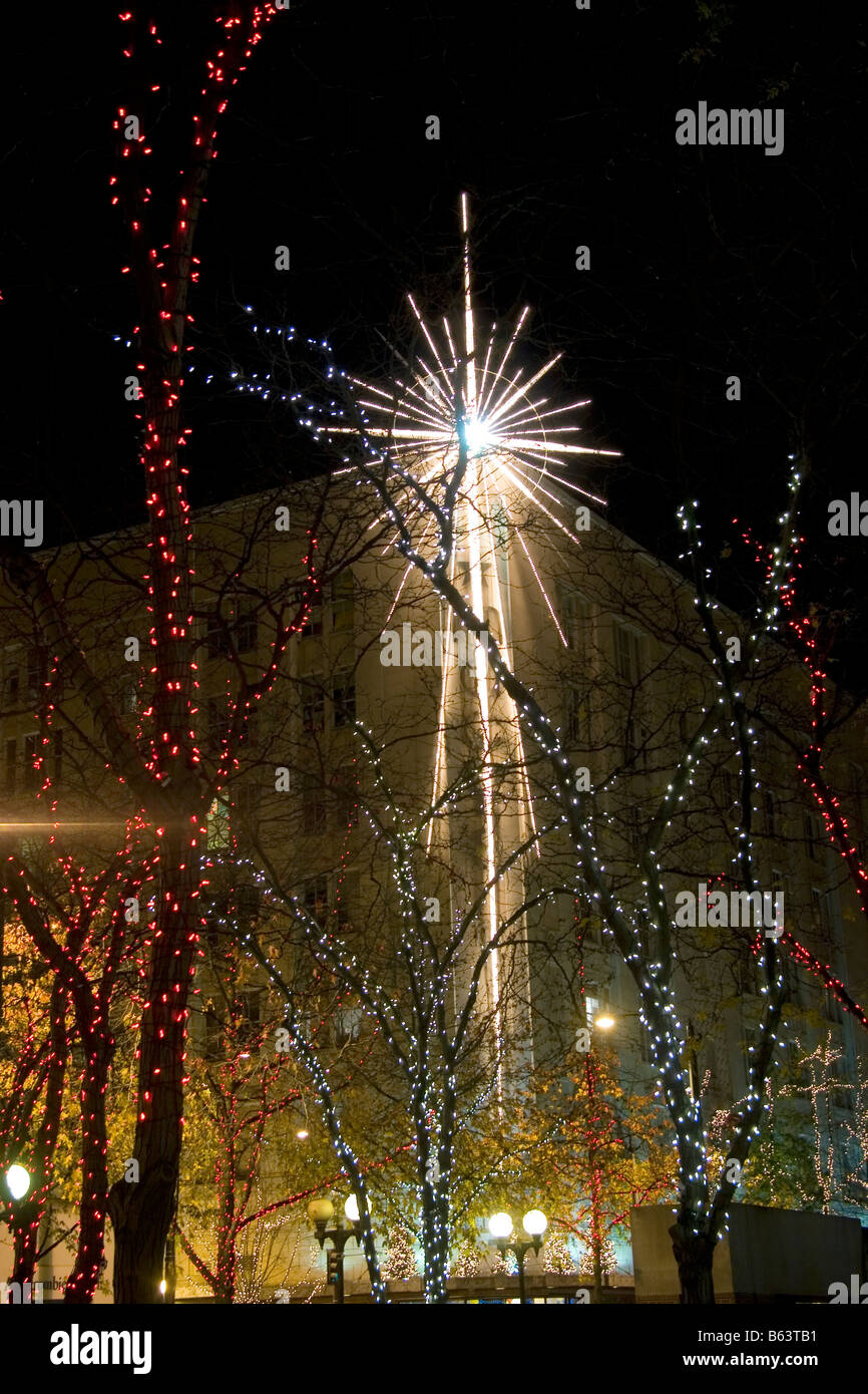 Lumières de Noël à Westlake Center frame l'étoile sur le Nordstrom Building dans le centre-ville de Seattle Washington Banque D'Images