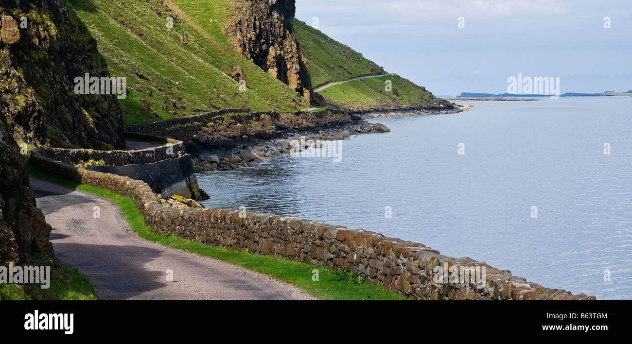 Une seule voie winding road - B8035 - le long de falaise au-dessus de Loch Na Keal, Isle of Mull, Scotland Banque D'Images