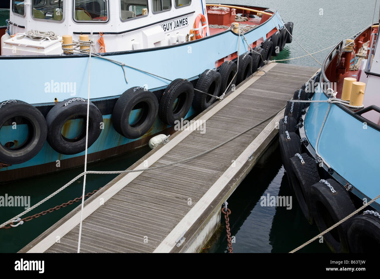 Un close-up de Tug bateaux amarrés à quai de carrossage, Portsmouth, Hampshire, Angleterre. Banque D'Images