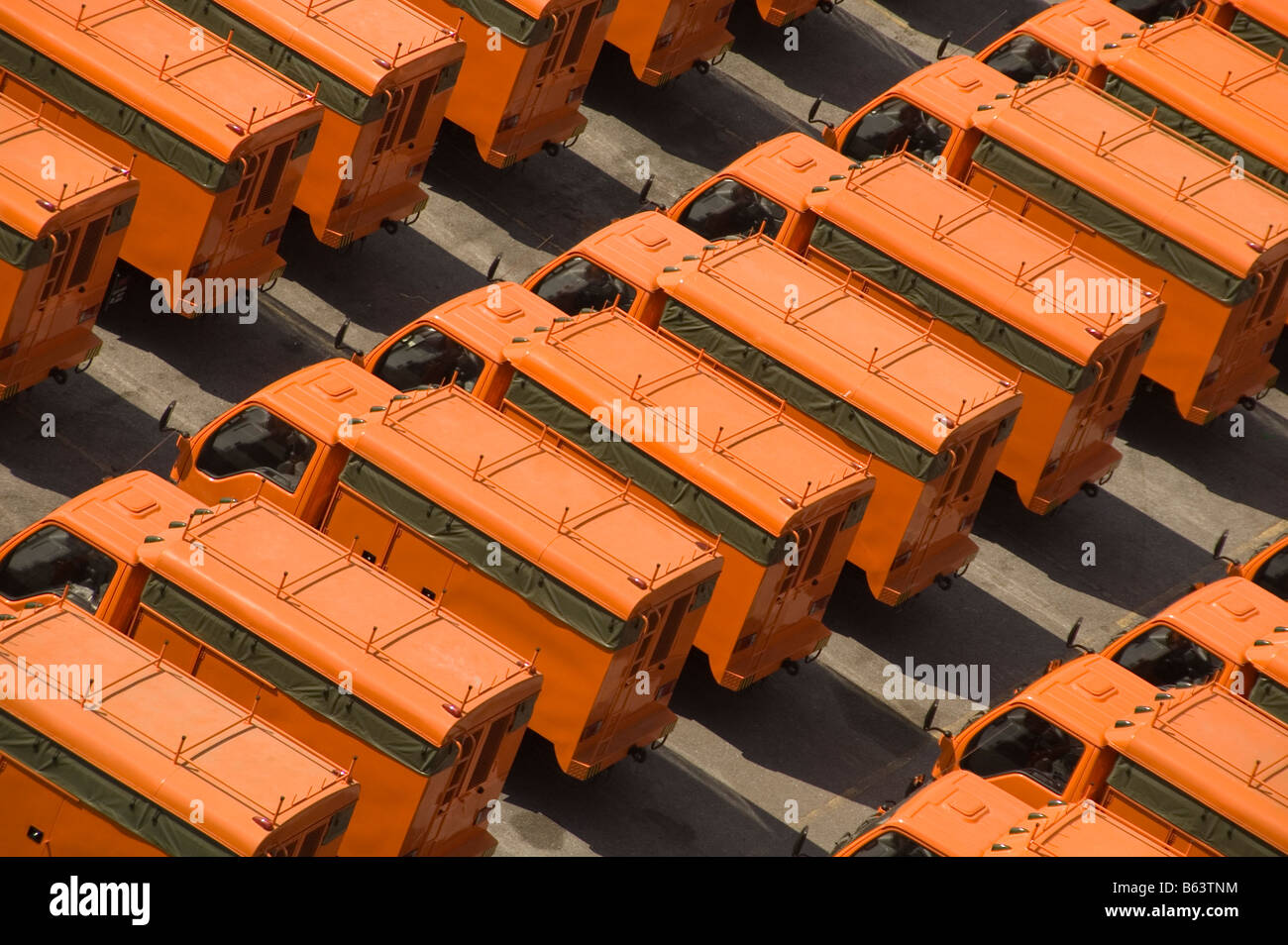 Une cour d'attente pour les camions à exporter en Thaïlande les camions orange vif en situation très allumé Banque D'Images