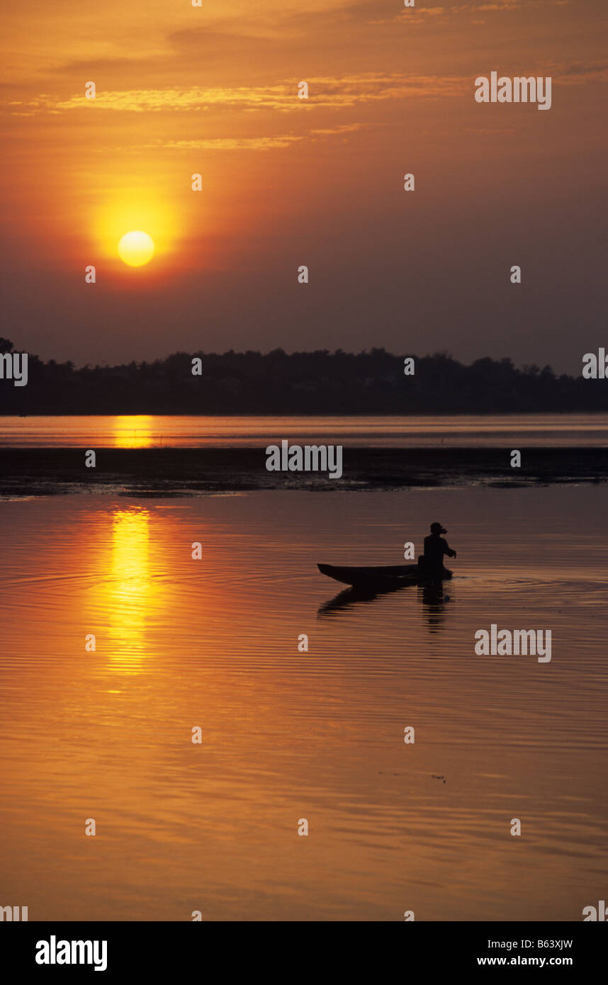 Coucher du soleil sur le Mékong à Vientiane, Laos Banque D'Images