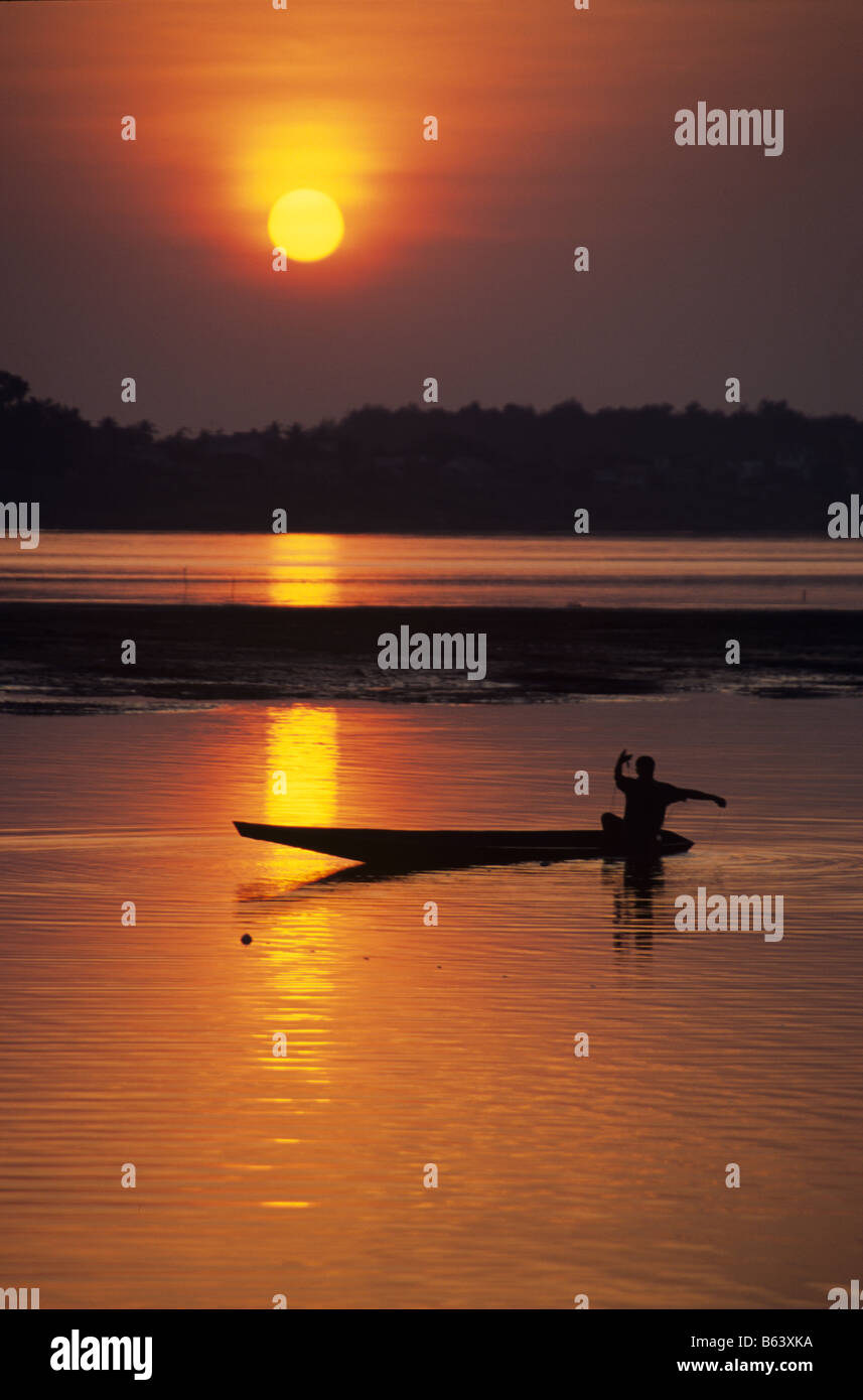 Coucher du soleil sur le Mékong à Vientiane, Laos Banque D'Images