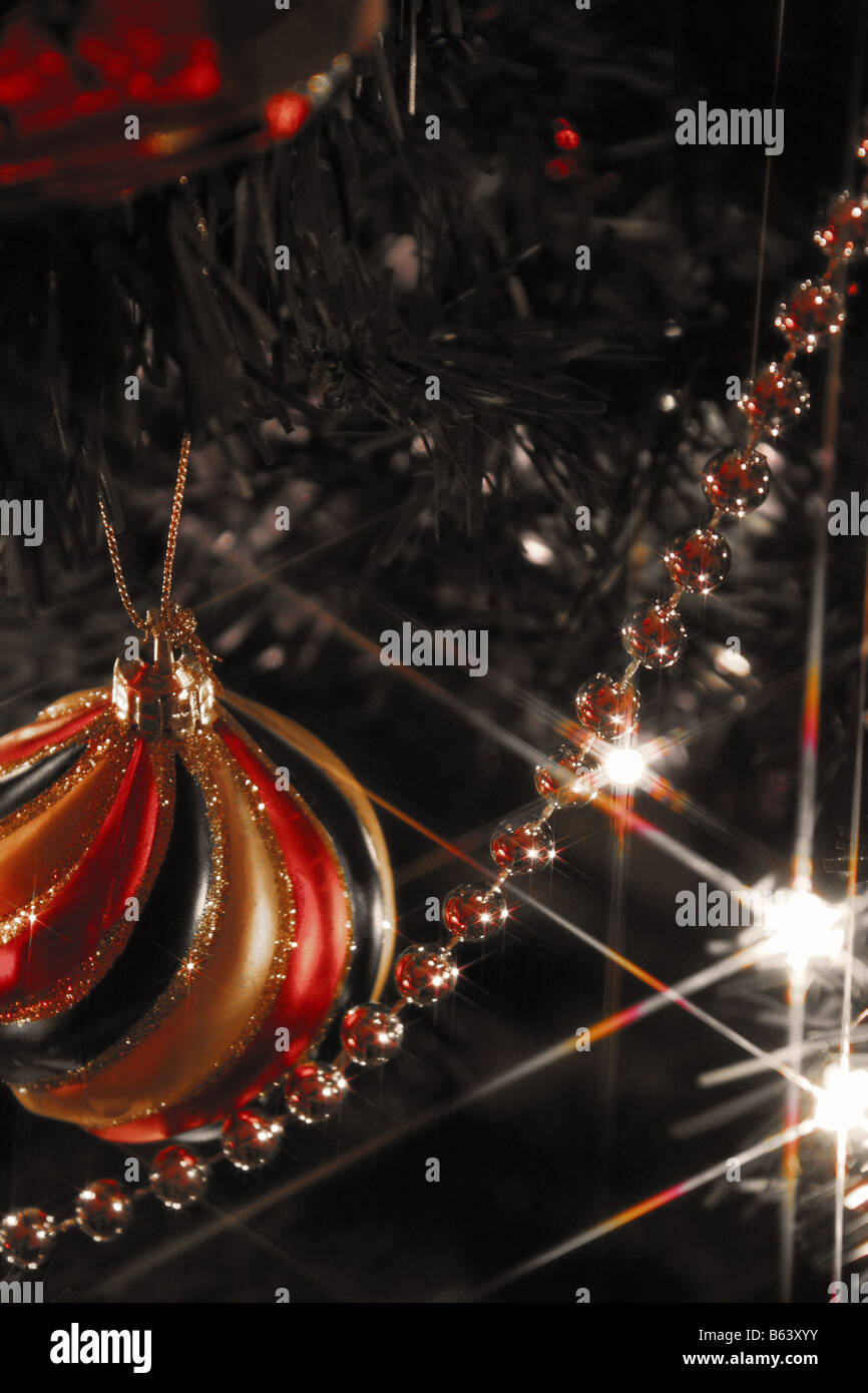 Un gros plan d'une photographie, d'or babiole rouge et vert sur un arbre de Noël. Banque D'Images