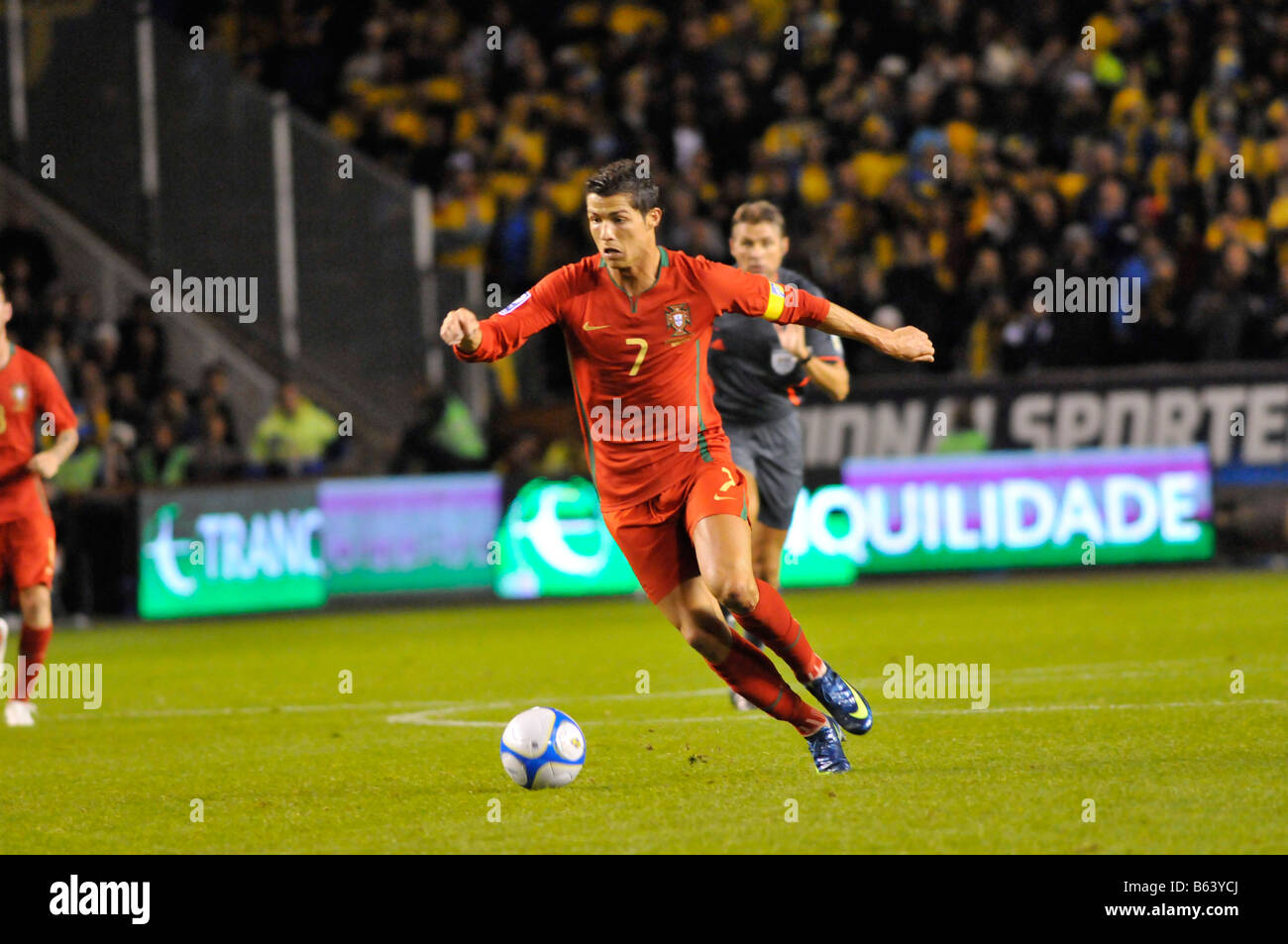 Footballeur portugais Cristiano Ronaldo avec ballon dans un match contre la Suède remporte le Ballon d'Or en tant que footballeur de l'année 2008 Banque D'Images