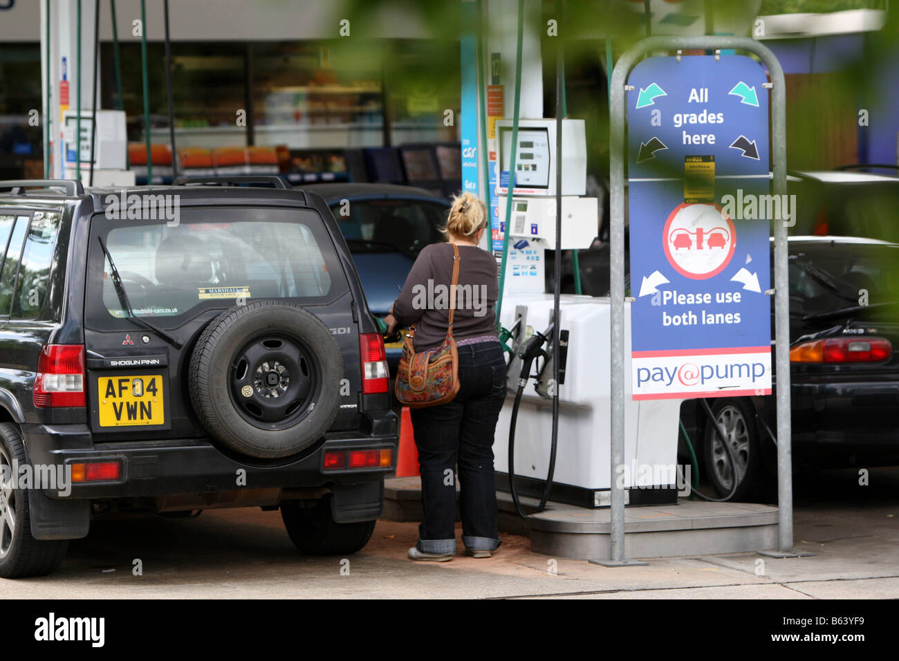 Les gens font la queue pour l'essence à une station-service de Tesco Cambridge. Banque D'Images