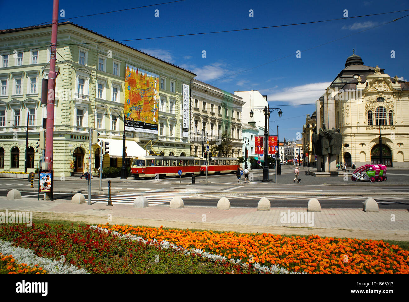 Namestie L Stura square à Bratislava avec tram Concert Hall et de fleurs. Banque D'Images