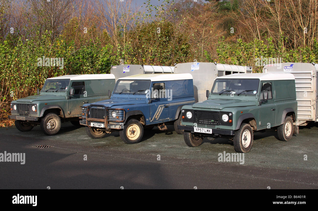 Land Rover Defenders stationné au marché du bétail de Bakewell, Bakewell, Derbyshire, Angleterre, Royaume-Uni Banque D'Images