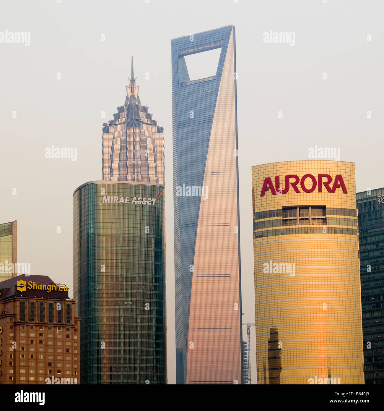 Shanghai bund shanghai skyline world trade centre du quartier des affaires de Pudong logos d'entreprise ont besoin de retirer de l'utilisation ad & promo Banque D'Images