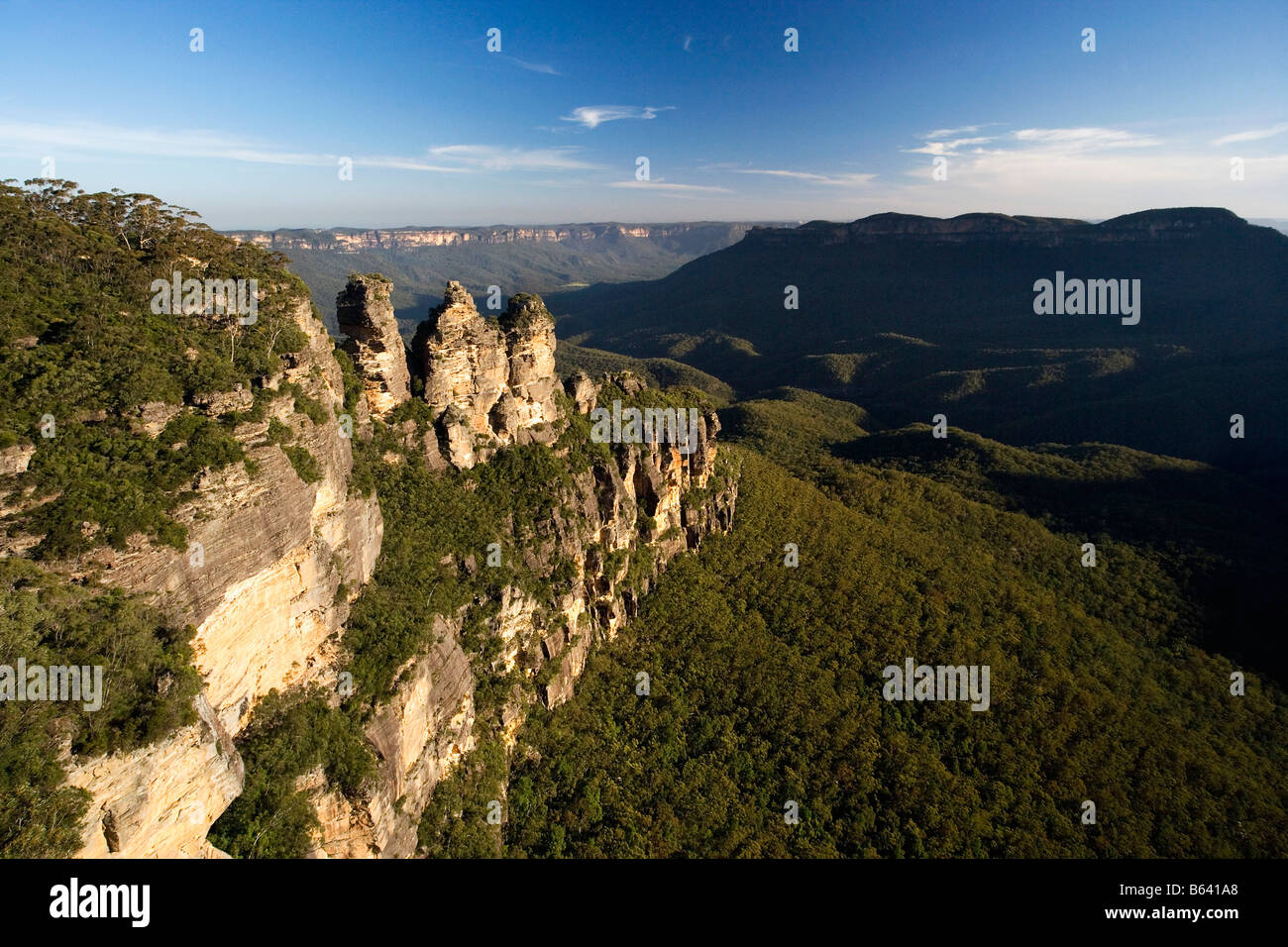 L'Australie, Nouvelle Galles du Sud, Katoomba, Blue Mountains National Park, Echo Point. Point de vue sur les "trois sœurs". Banque D'Images