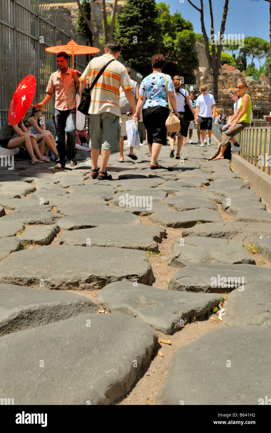 Vente d'immigrants parasols dans l'ancienne rue romaine à touristes près du Colisée, Rome, Latium, Italie, Europe. Banque D'Images