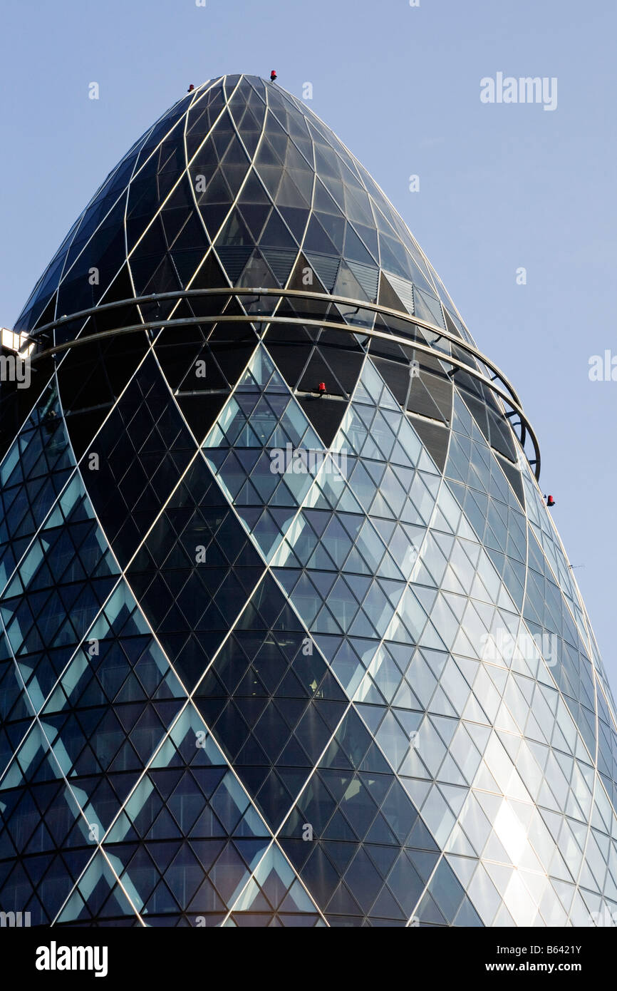 Gros plan du haut de la Swiss Re building, la ville, London, England, UK Banque D'Images