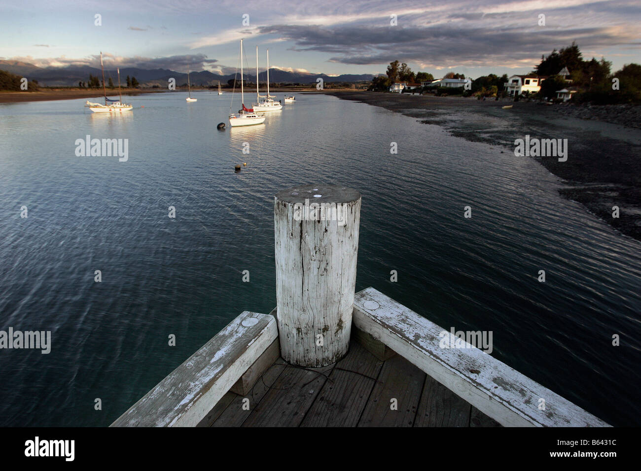 Vue sur l'estuaire du quai de Mapua, Nelson, Nouvelle-Zélande Banque D'Images