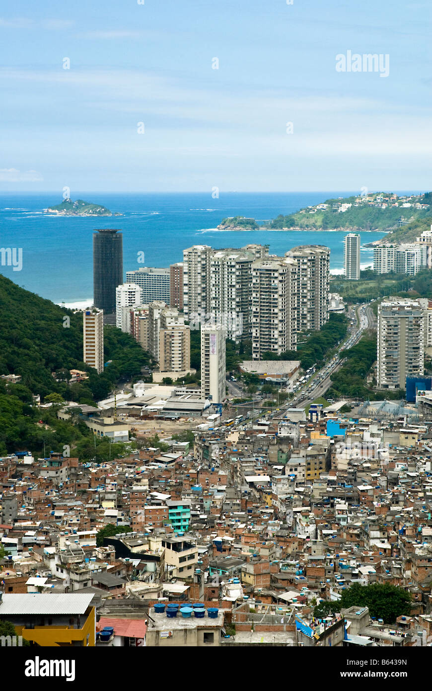 Vue depuis le haut de Rocinha, la plus grande favela / favela de Rio de Janeiro, Brésil Banque D'Images
