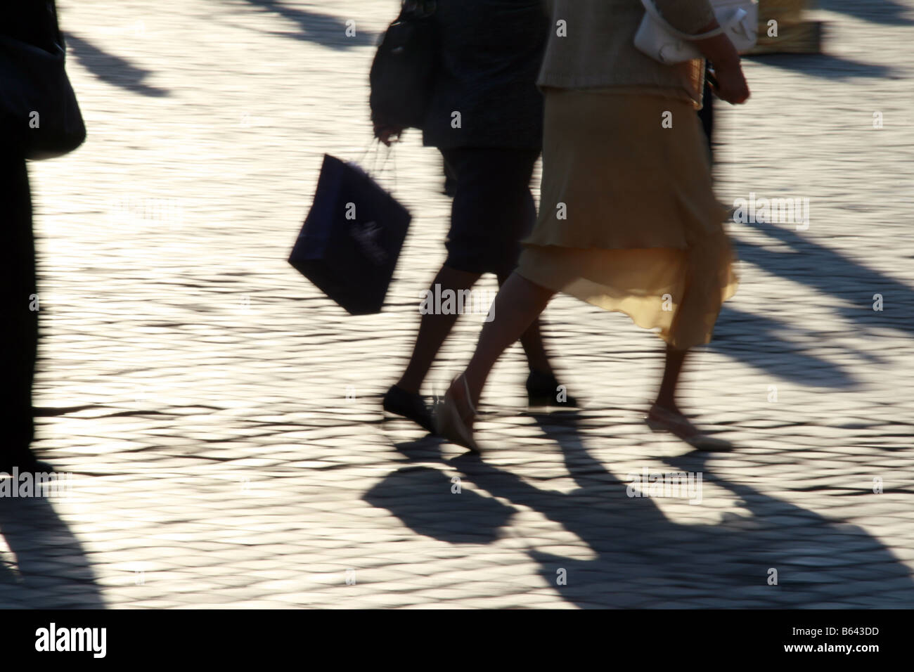 Les gens de l'ombre de vitesse rapide pieds jambes marcher dans rue en ville Banque D'Images