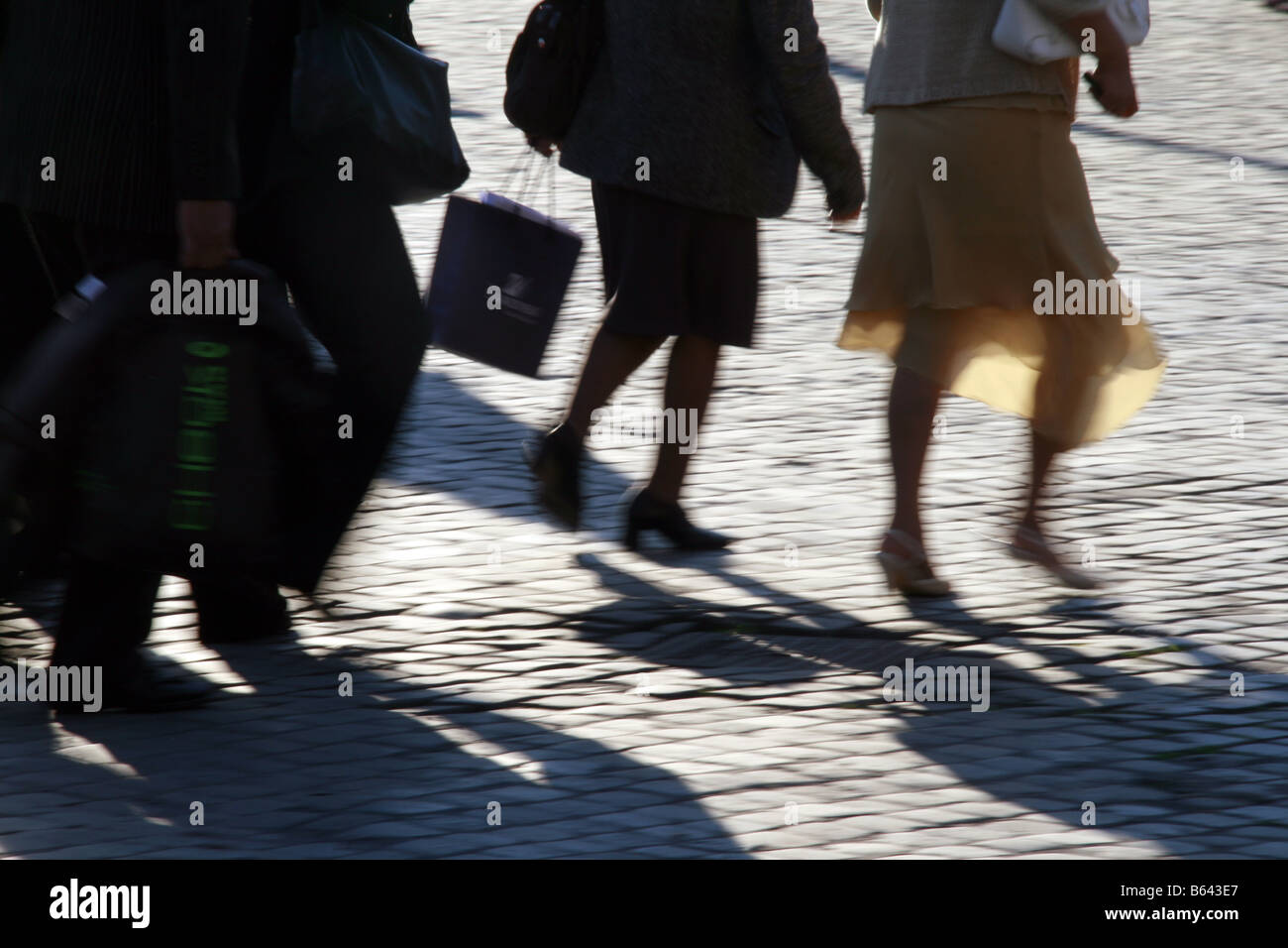 Les gens de l'ombre de vitesse rapide pieds jambes marcher dans rue en ville Banque D'Images