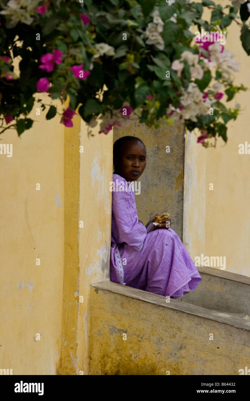 Femme Sénégalaise à St Louis au Sénégal Afrique de l'Ouest Banque D'Images