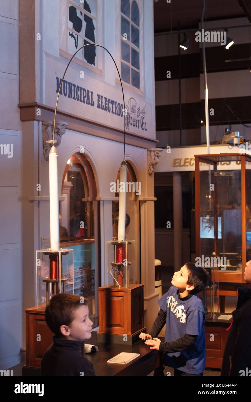 Philadelphia PA Franklin Institute Science Museum kids en savoir sur l'électricité Banque D'Images