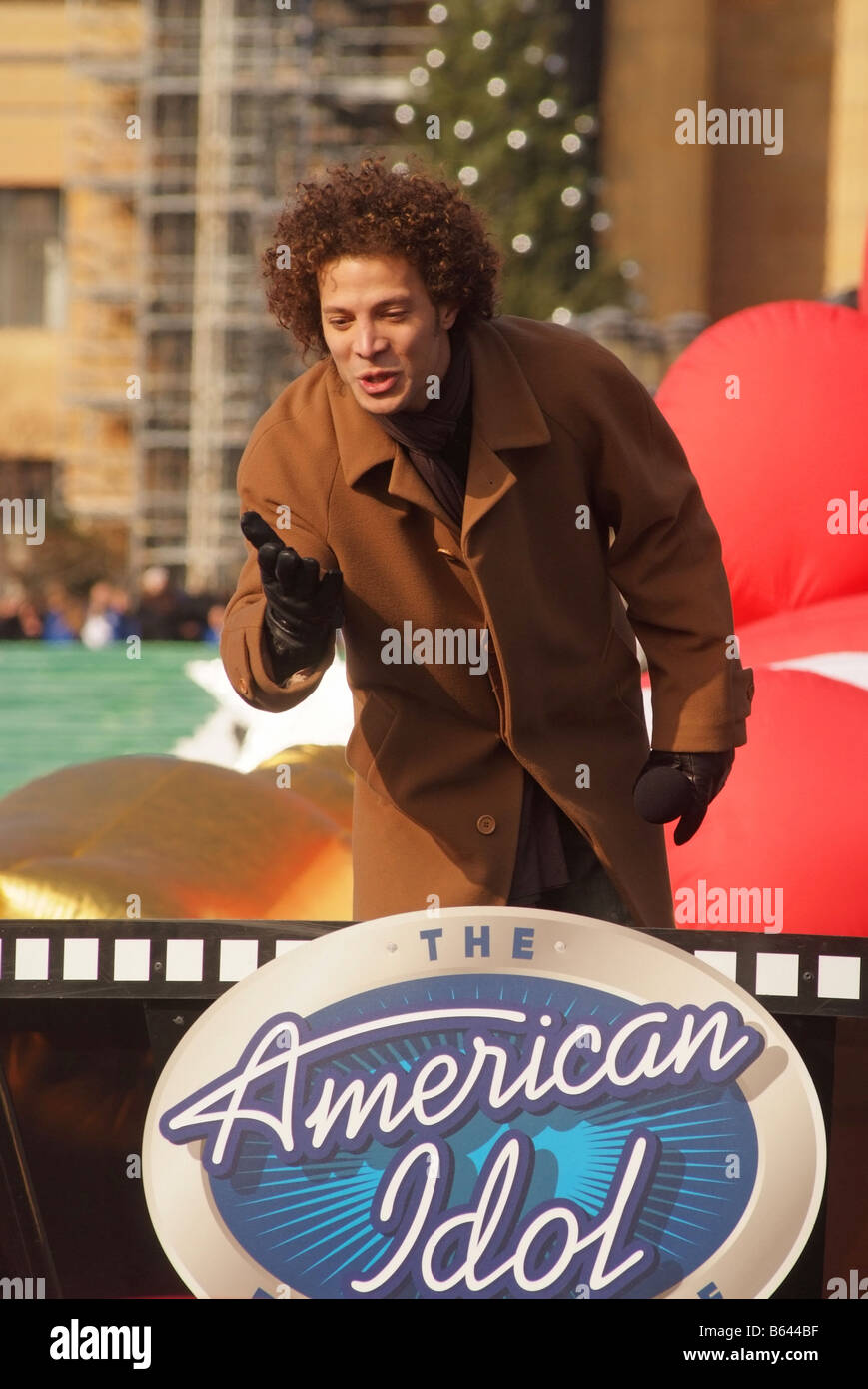 L'idole américain Justin Guarini chante au Philadelphia Thanksgiving Day Parade 2008 Banque D'Images