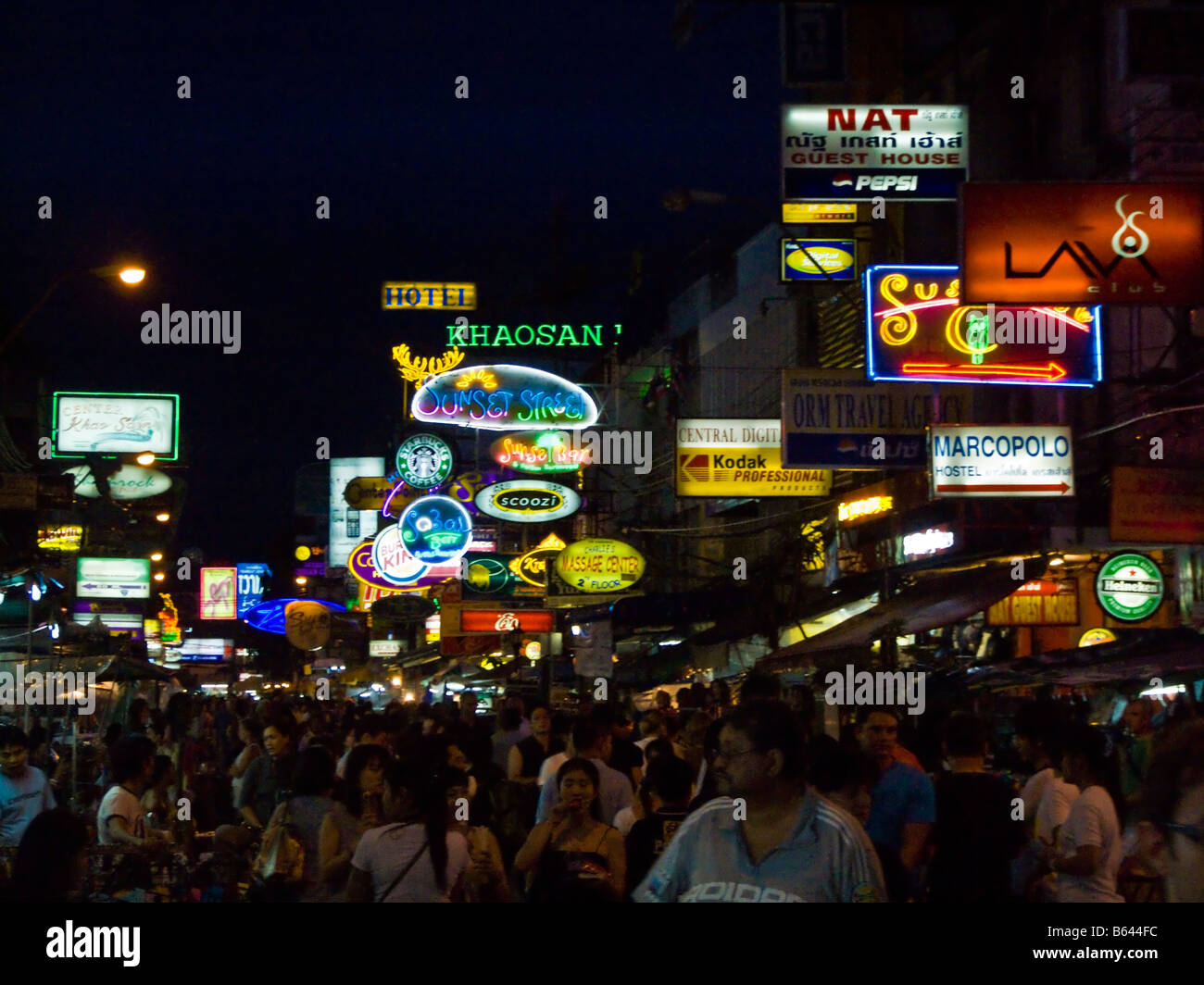 Foule et des enseignes au néon le long de Khao San Road à Bangkok Thailande nuit JPH0144 Banque D'Images