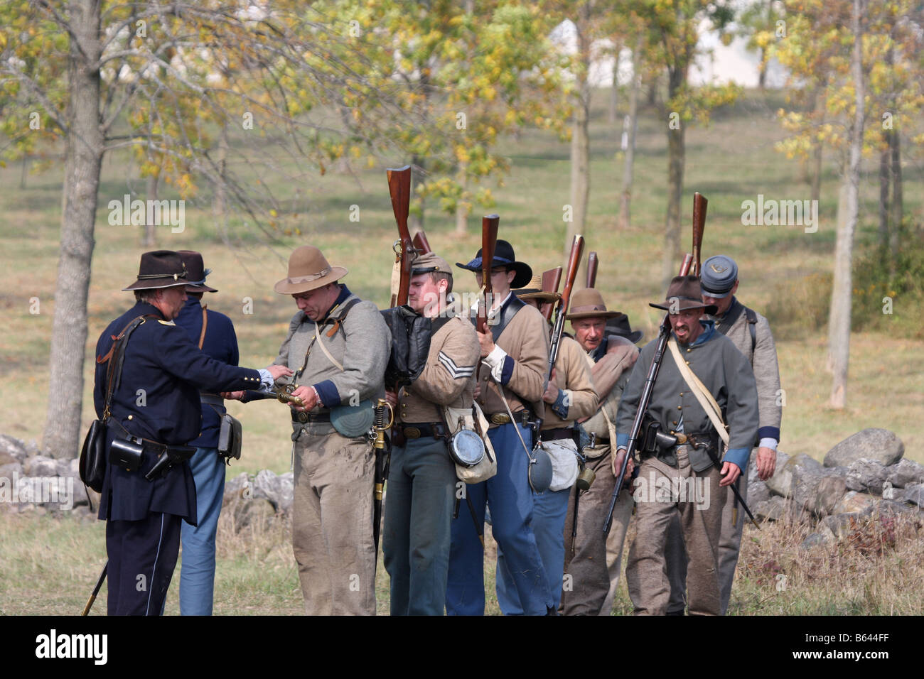 Les soldats confédérés se rendre à l'Union des soldats dans la guerre civile à la reconstitution Wade House Greenbush au Wisconsin Banque D'Images