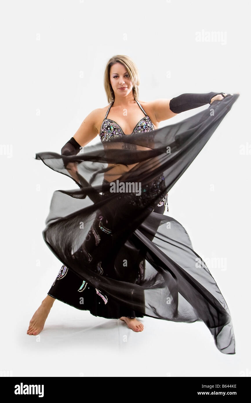 Belle danseuse du ventre en noir tenant isolé veil Banque D'Images